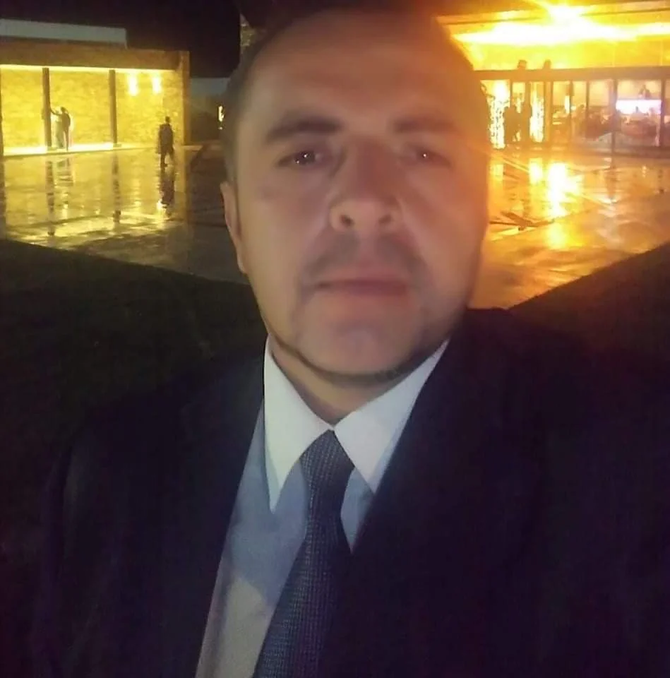 sobre_mi La imagen corresponde a Saul Paris el empresario detrás de la empresa Tiras Mexico